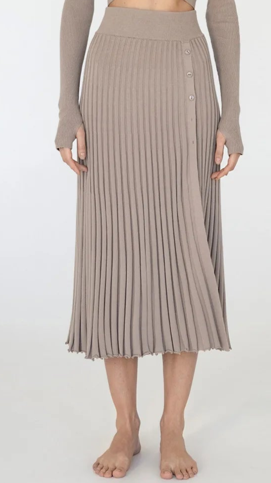 A stylish pleated midi skirt offers a perfect mix of comfort and fashion for fall, establishing it as a fashionable selection for the season.